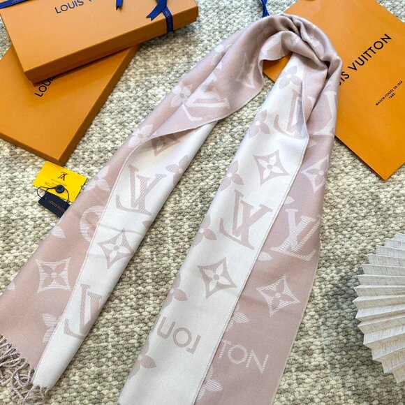 New Louis Vuitton Scarf - Picture 3 of 8